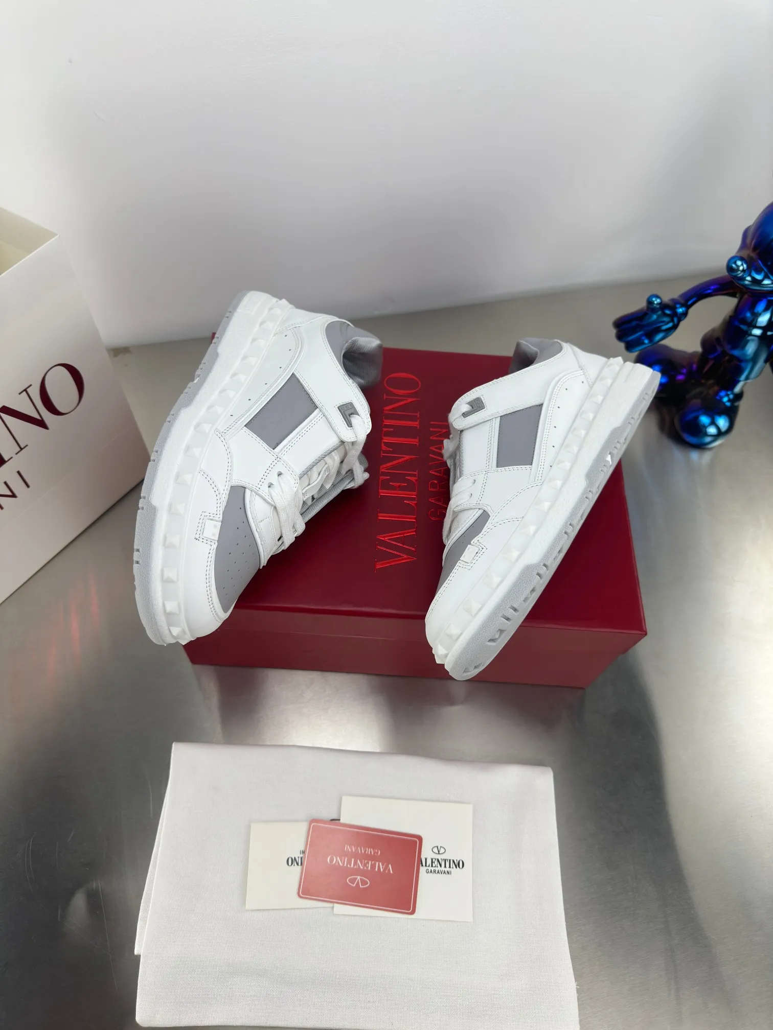 👟👟Ex-factory price 640👟👟 🔺Valentino🔺 Valentino VT 2024 early spring white shoes casual shoes! Top version!  Original 1:1 mold opening! Lasting + oil edge craftsmanship, classic splicing, fashionable and versatile, 🎁Full set of packaging at the same time at the counter. Fabric: Customized cowhide. Lining: Original breathable mesh. Outsole: Original TPU material outsole. Non-slip and wear-resistant. Size: Female 35-40! Male 39～45